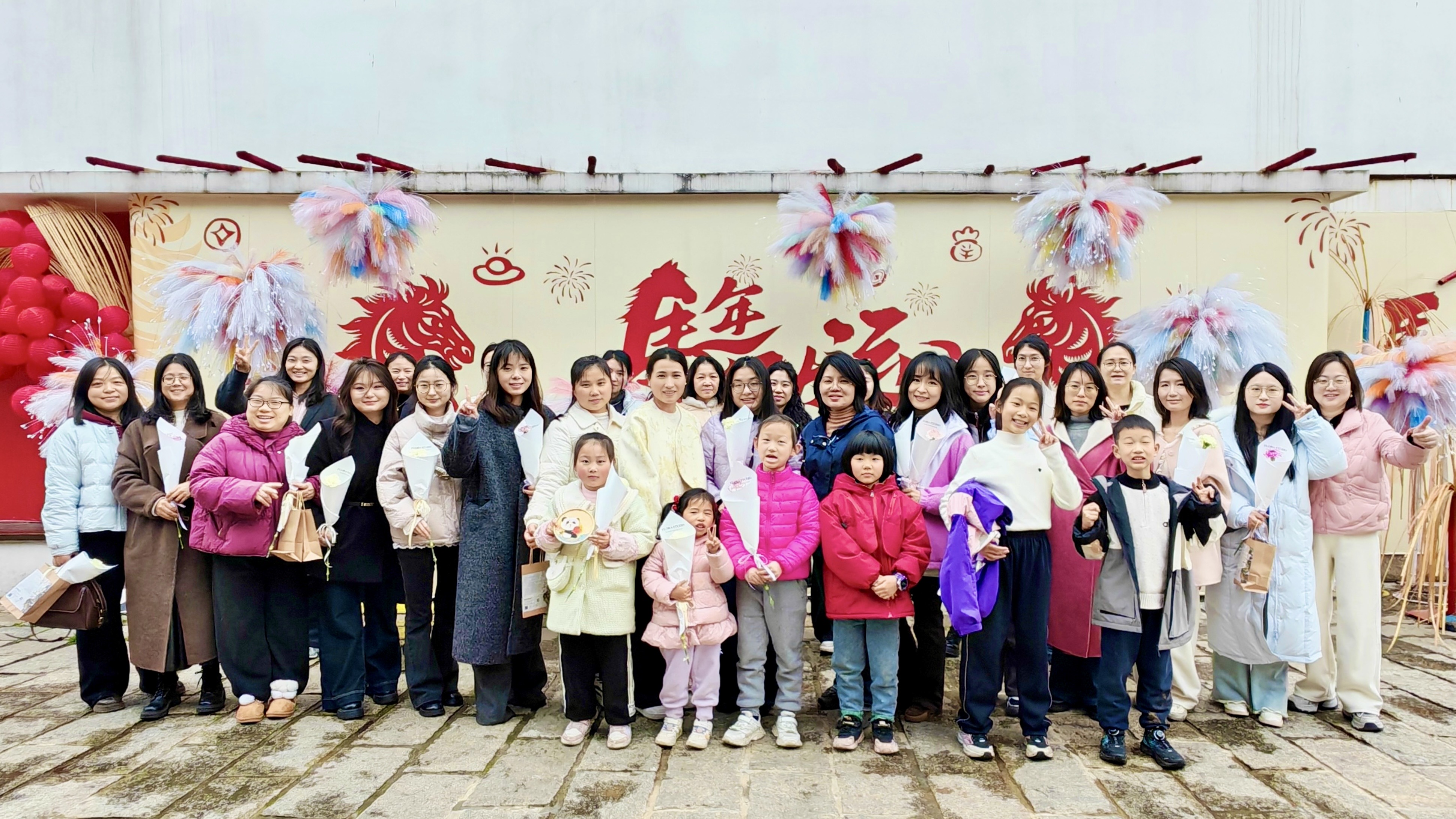 巧手绽芳华  非遗润初心 ——岳阳经投集团举办庆祝“三八”国际妇女节 非遗手工制作活动